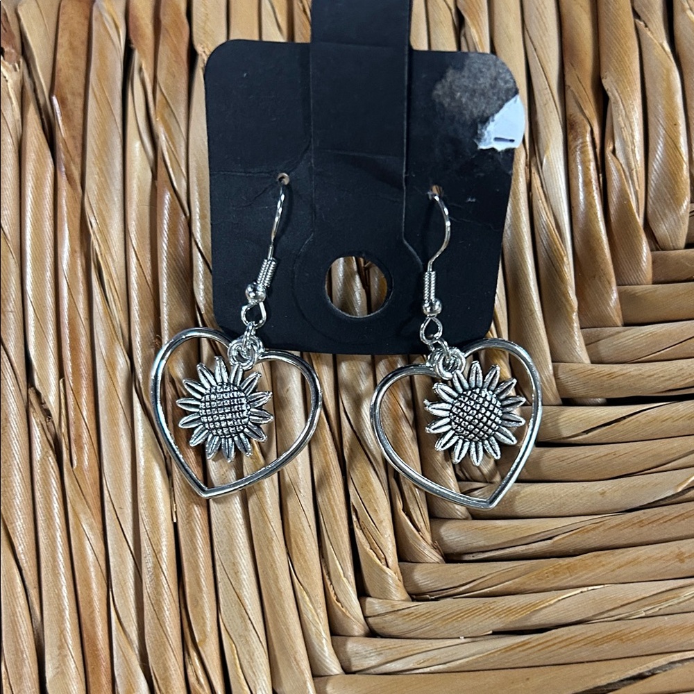 NWOT Silver Heart Sunflower Earrings